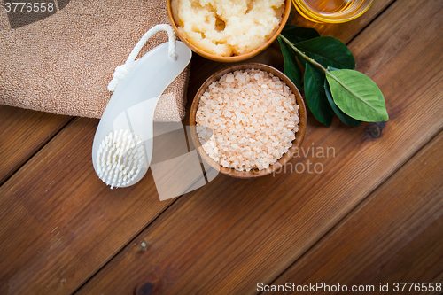 Image of close up of himalayan salt with brush and towel