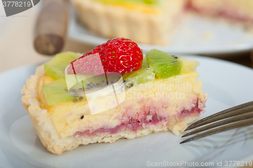 Image of kiwi and strawberry pie tart 