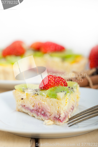 Image of kiwi and strawberry pie tart 