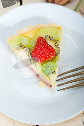 Image of kiwi and strawberry pie tart 
