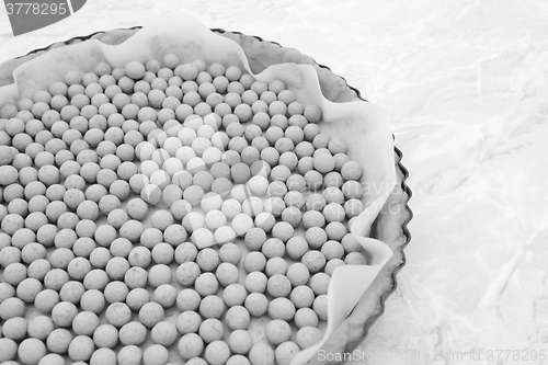 Image of Pastry weights in an unbaked pie case