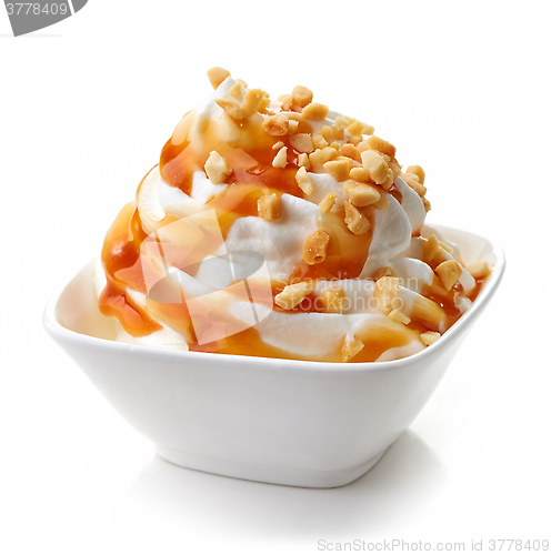 Image of dessert cream with caramel and peanuts