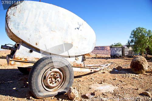 Image of water tank in tree weel and arid