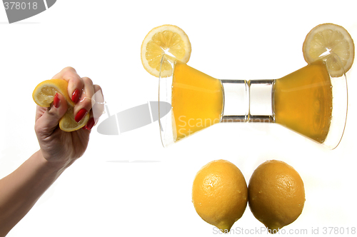 Image of squashing lemon