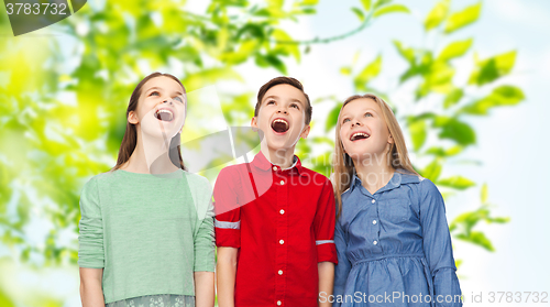 Image of amazed boy and girls looking up