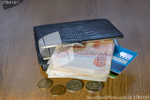 Image of Wallet with credit cards and cash