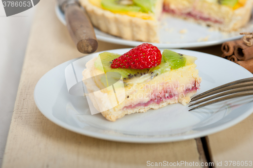 Image of kiwi and strawberry pie tart 