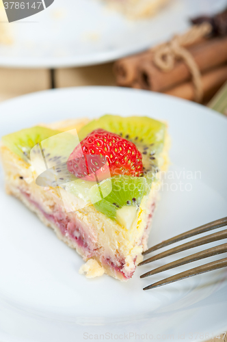 Image of kiwi and strawberry pie tart 