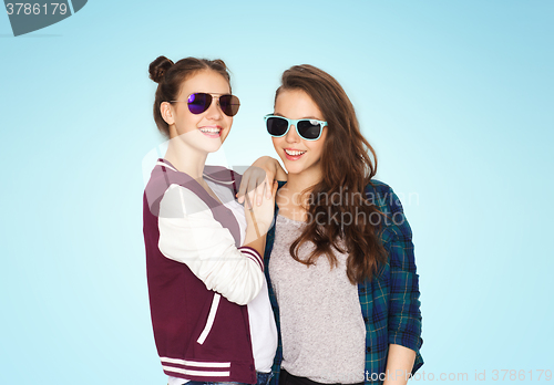 Image of happy smiling pretty teenage girls in sunglasses