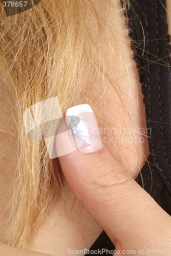 Image of thumb on cleavage