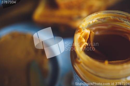 Image of Open jar of peanut butter 