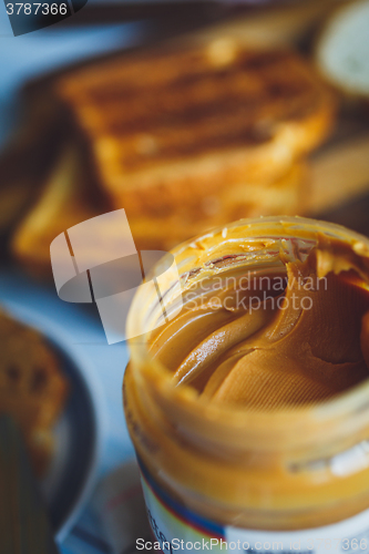 Image of Open jar of peanut butter 