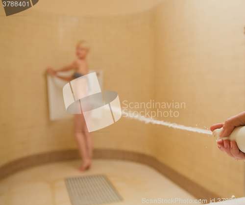 Image of Woman having high pressure massage with Sharko shower