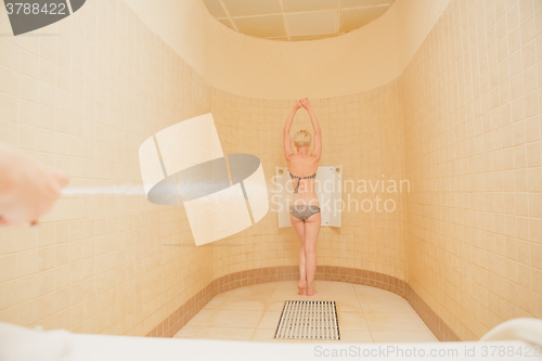 Image of Woman having high pressure massage with Sharko shower