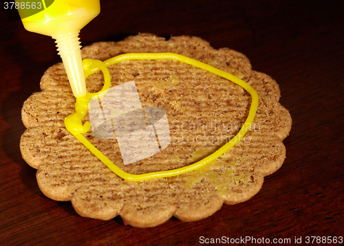 Image of Drawing on ginger cookies.