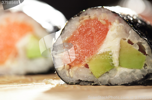 Image of Susshi roll with salmon and avocado.