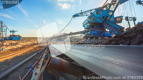 Image of Long conveyor belt transporting ore