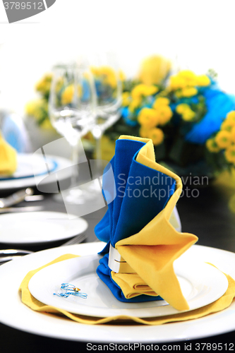 Image of blue and yellow wedding table decoration