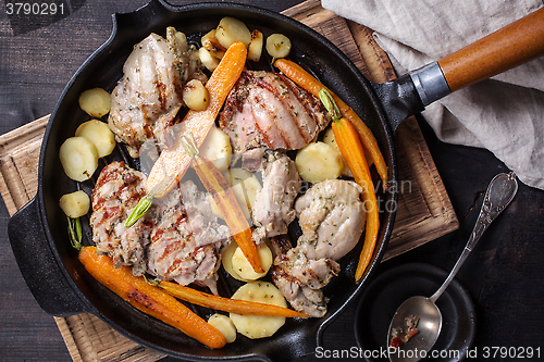 Image of chicken meat and roasted vegetables on cooking pan