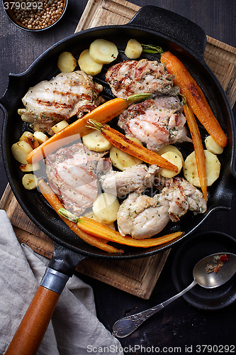 Image of chicken meat and roasted vegetables on cooking pan