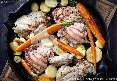 Image of chicken meat and roasted vegetables on cooking pan