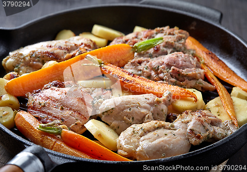 Image of chicken meat and roasted vegetables on cooking pan