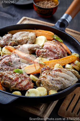 Image of chicken meat and roasted vegetables on cooking pan