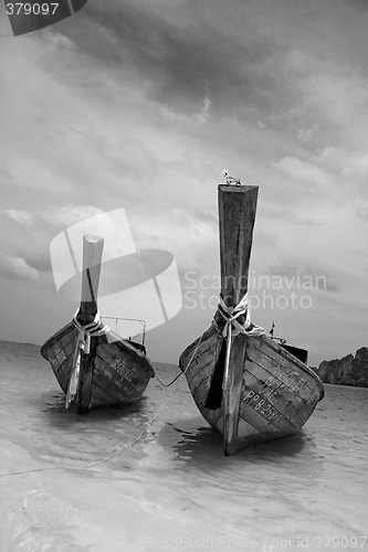 Image of Longtailboats tied together