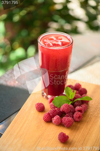 Image of fruit drink with raspberries