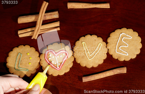 Image of Drawing on ginger cookies.