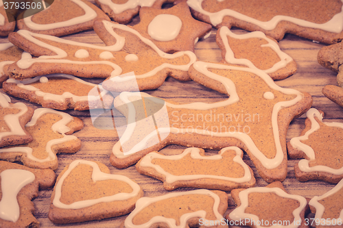 Image of Xmas cookie figures on wood