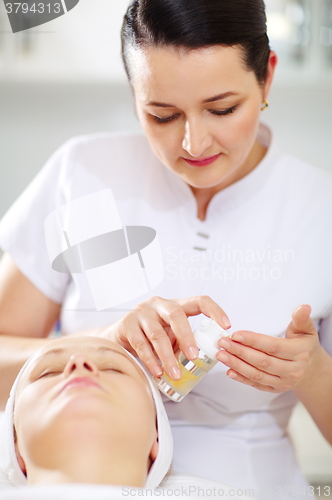 Image of Cosmetician is going to apply facial cosmetic