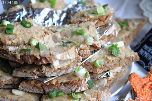 Image of cracklings spreading with bread