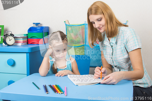 Image of The girl does not understand the course material that speaks to her tutor