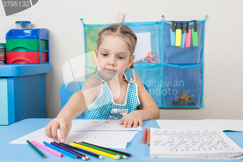 Image of Five-year girl choose the right pencil doing painting