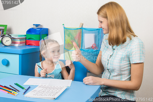 Image of Mentor happily shows the five-year girl thumbs up, congratulating her