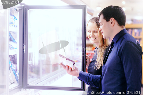 Image of Couple in the frozen goods section