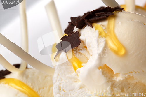 Image of Vanilla ice cream with honey and chocolate