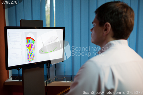 Image of Orthopaedist at work with digital footstep model