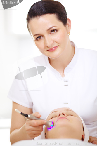 Image of Cosmetician making lifting procedure