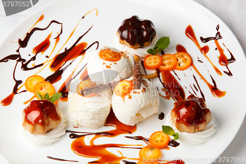 Image of Ice cream with kumquat and meringue biscuits