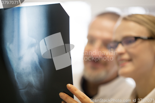 Image of Doctors making a diagnosis using x-ray images