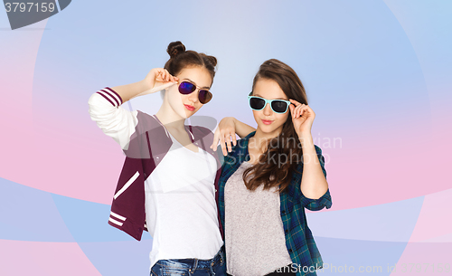 Image of happy smiling pretty teenage girls in sunglasses