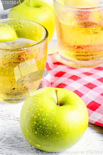 Image of apple and glass of juice