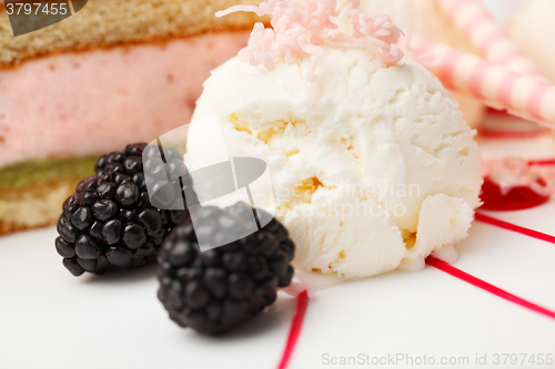 Image of Vanilla ice cream with blackberries