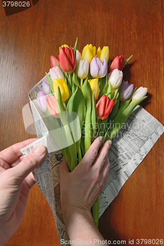 Image of Making tulips bouquet