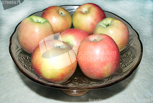 Image of ripe apples in a vase