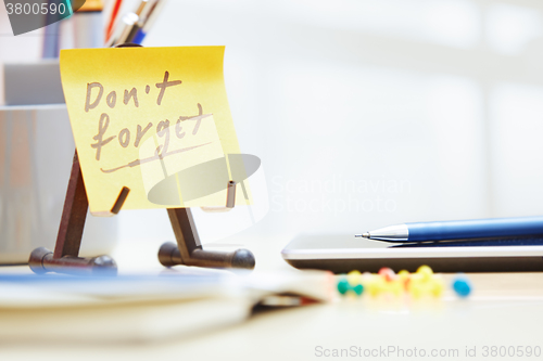 Image of Do not forget text on adhesive note