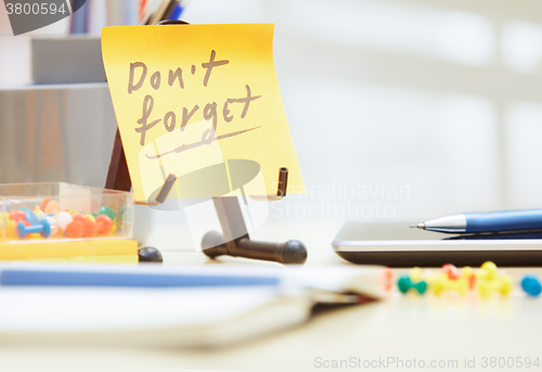 Image of Do not forget text on adhesive note