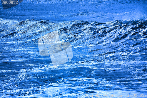 Image of Tall waves on the surface of the ocean